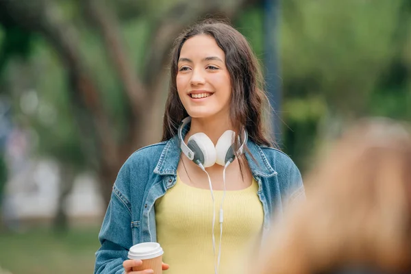 街上的女孩 喝咖啡或软饮料 — 图库照片