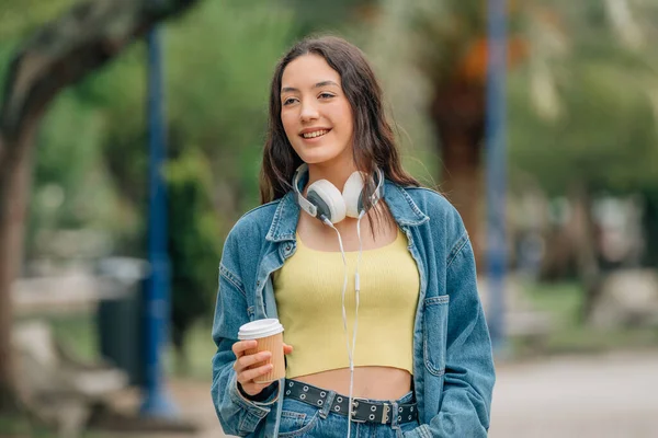 Chica Calle Con Taza Café Refresco —  Fotos de Stock