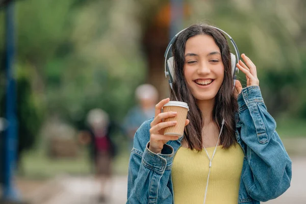 Ragazza Strada Ascoltando Musica Con Cuffie Una Tazza Caffè Soda — Foto Stock