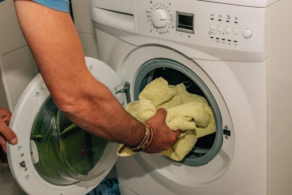 Hand Zetten Kleren Wassen Wasmachine — Stockfoto