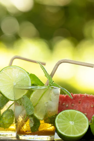 Szklanka Mojito Limonką Lecie Świeżym Powietrzu — Zdjęcie stockowe