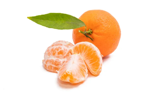 Přírodní Pomeranč Nebo Mandarinka Izolované Bílém Pozadí — Stock fotografie
