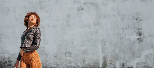 Urbanes Lateinamerikanisches Mädchen Mit Wand Hintergrund — Stockfoto