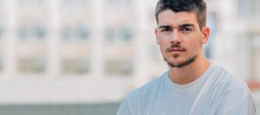 Sakallı çekici bir genç adam portresi.