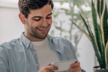 Cep telefonlu genç adam.