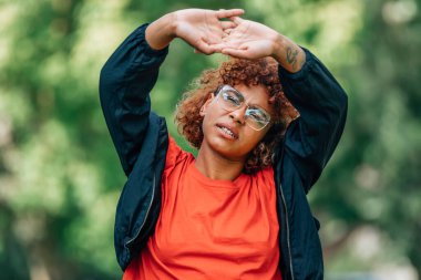 Yazın açık havada güneşten korunan kız.