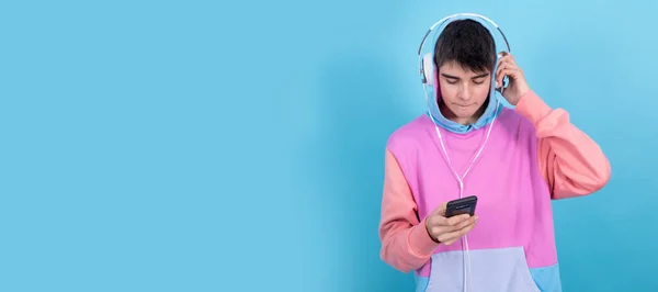 Niño Estudiante Con Teléfono Móvil Auriculares Aislados Segundo Plano — Foto de Stock