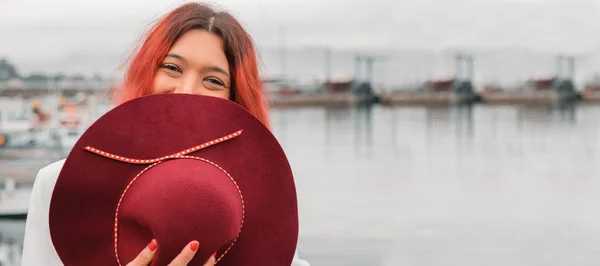 Ragazza Dai Capelli Rossi Con Cappello Sorridente — Foto Stock