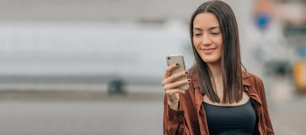 Menina Olhando Para Telefone Celular Smartphone — Fotografia de Stock