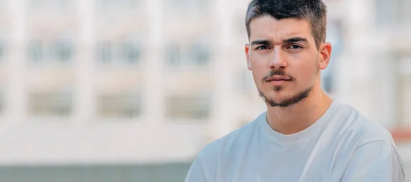 Portret Van Aantrekkelijke Jongeman Met Baard — Stockfoto