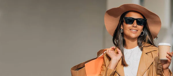 Ragazza Latina Moderna Con Occhiali Sole Cappello Shopping — Foto Stock