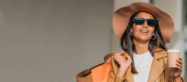 Ragazza Latina Moderna Con Occhiali Sole Cappello Shopping — Foto Stock