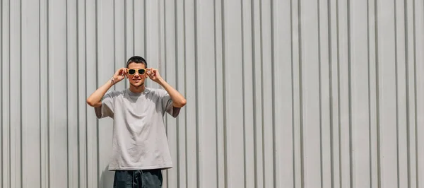 Junger Mann Mit Sonnenbrille Sommer Auf Der Straße — Stockfoto