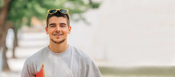 Estudante Sorrindo Campus Faculdade Livre — Fotografia de Stock