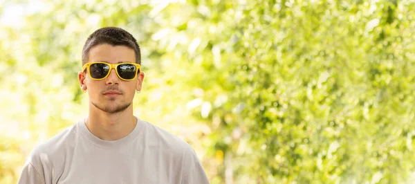 Retrato Jovem Com Óculos Sol Livre — Fotografia de Stock