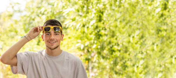Portret Młodego Człowieka Okularach Przeciwsłonecznych Zewnątrz — Zdjęcie stockowe