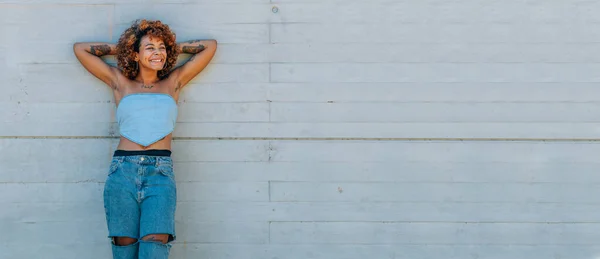 Zrelaksowany Latynoski Dziewczyna Opierając Się Ulicy Ściany Zewnątrz — Zdjęcie stockowe