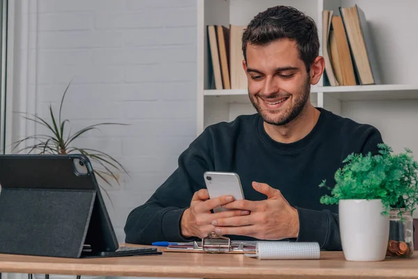 Joven Casa Con Teléfono Móvil Portátil — Foto de Stock