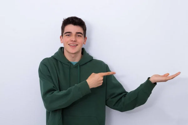 Sorrindo Adolescente Isolado Apontando Sobre Fundo Branco — Fotografia de Stock