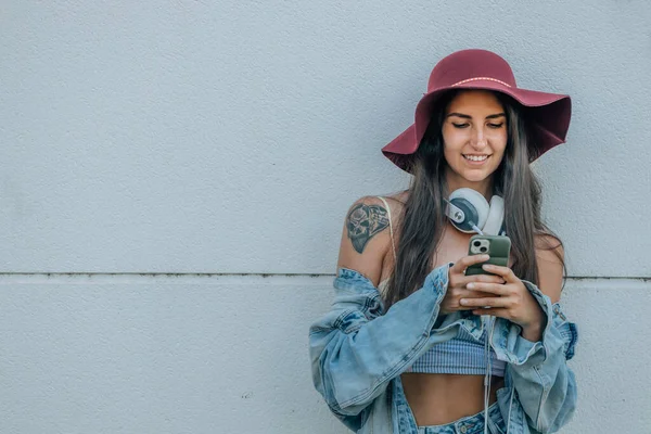 Αστική Hipster Κορίτσι Κινητό Τηλέφωνο Στον Τοίχο Αντίγραφο Χώρου — Φωτογραφία Αρχείου