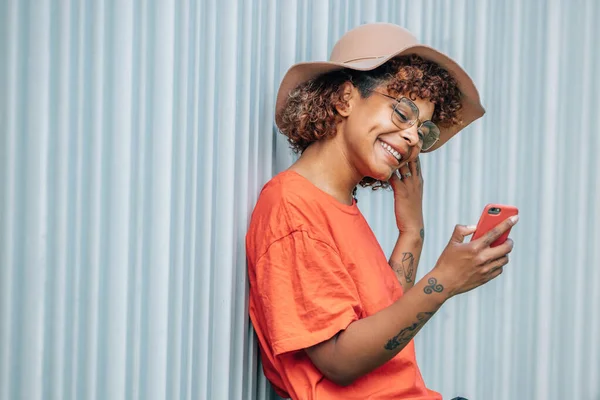 Hipster Menina Com Telefone Celular Chapéu Rua — Fotografia de Stock