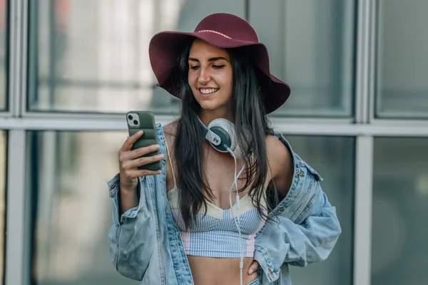 Menina Hipster Moda Urbana Com Telefone Móvel — Fotografia de Stock