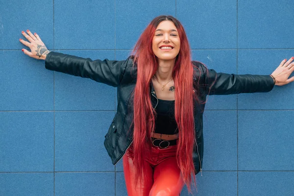 Boldog Vörös Hajú Városi Hipster Lány Tárt Karokkal Utcán — Stock Fotó