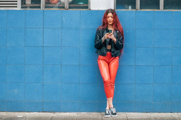 Funky Városi Vörös Hajú Lány Mobiltelefon Kék Utcai Falon — Stock Fotó