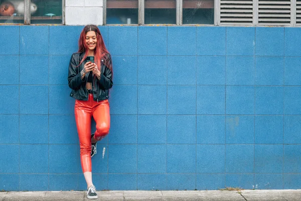 Funky Urban Redhead Girl Mobile Phone Blue Street Wall — Stock Photo, Image