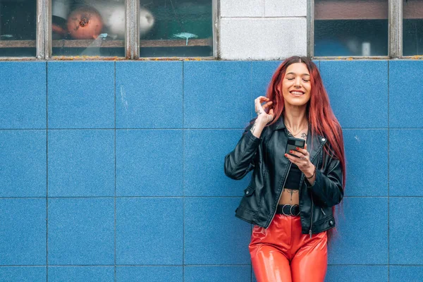 Funky Ragazza Rossa Urbana Con Telefono Cellulare Sulla Parete Blu — Foto Stock