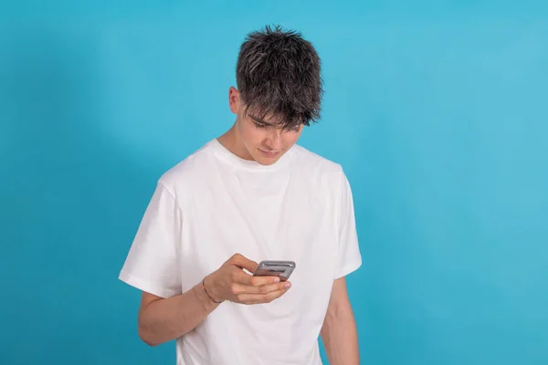 Geïsoleerde Jonge Tiener Met Mobiele Telefoon — Stockfoto