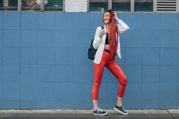 Rossa Urbana Ragazza Con Zaino Sulla Strada — Foto Stock