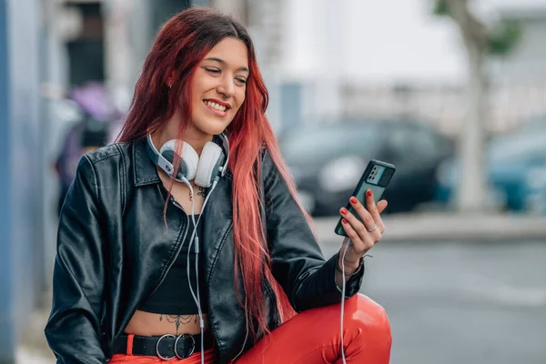 Νεαρή Κοκκινομάλλα Κοπέλα Στο Δρόμο Κινητό Τηλέφωνο Χαμογελά — Φωτογραφία Αρχείου
