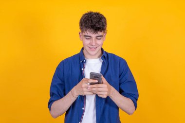 Arka planda cep telefonu olan genç adam izole edildi