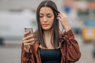 Cep telefonu ya da akıllı telefonu olan bir kız.