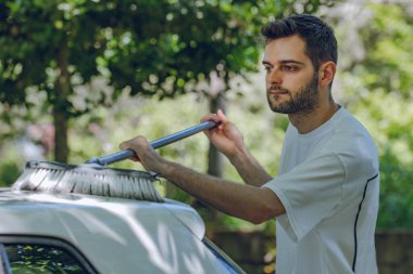 genç adam araba yıkama