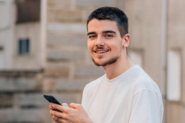 Cep telefonlu genç adam.