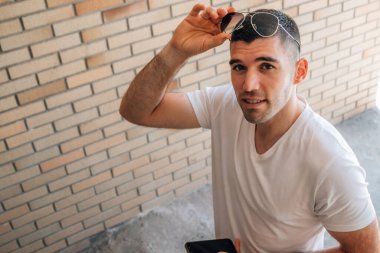 Cep telefonu ya da cep telefonu olan bir adam.