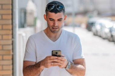 Cep telefonuna bakan orta yaşlı bir adamın portresi