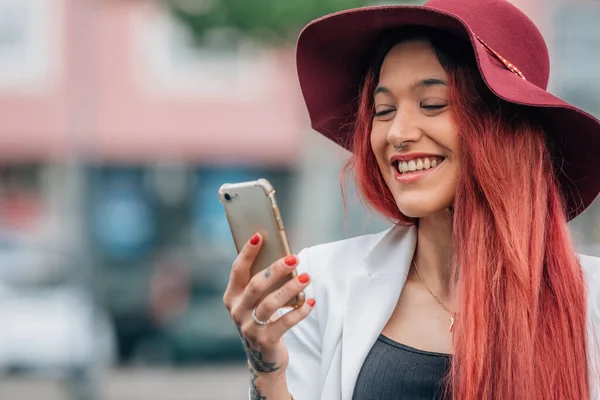 Rossa Ragazza Con Cappello Cellulare Cellulare — Foto Stock