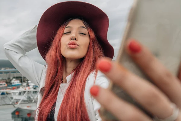 Urban Hipster Meisje Met Mobiele Telefoon Zoenen Camera — Stockfoto