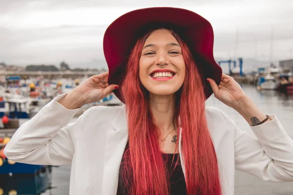 Рыжая Молодая Женщина Девушка Шляпе Улыбается Счастливой — стоковое фото