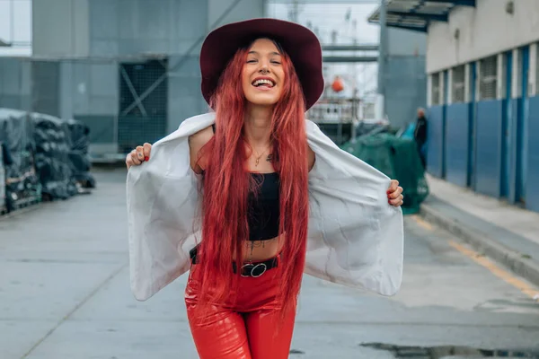 Rossa Hipster Ragazza Cappello Giacca Aperta Sulla Strada Della Città — Foto Stock