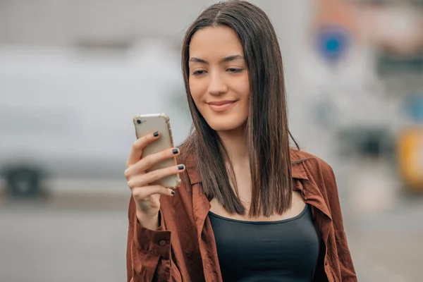 Menina Olhando Para Telefone Celular Smartphone — Fotografia de Stock