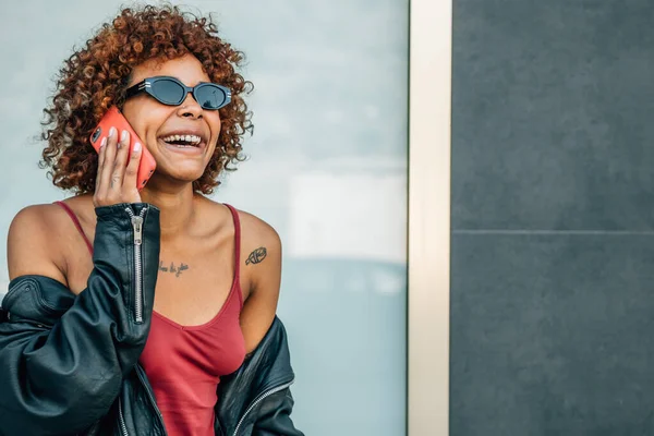 Sonriente Afroamericana Chica Hablando Teléfono Móvil Calle —  Fotos de Stock