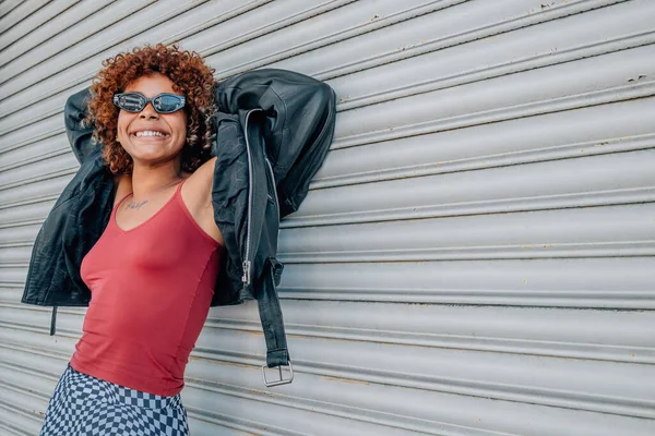 Souriant Jeune Fille Urbaine Été Dans Rue Détendue — Photo