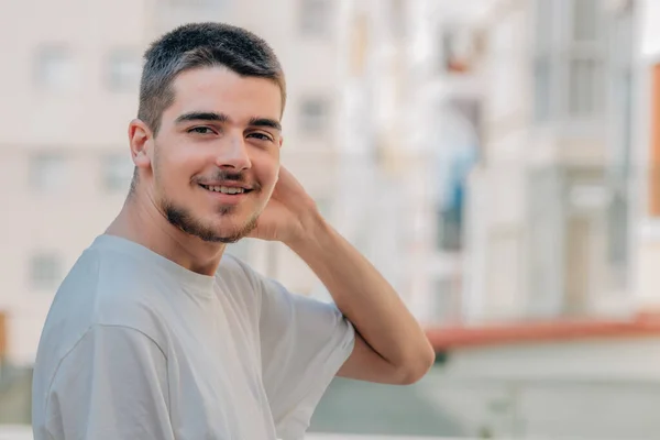 Portret Van Jonge Jongen Met Baard Sikje Stad Buiten — Stockfoto