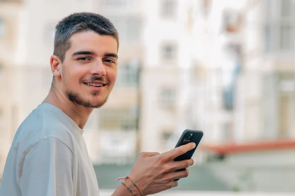 Joven Con Teléfono Móvil Celular Smartphone — Foto de Stock