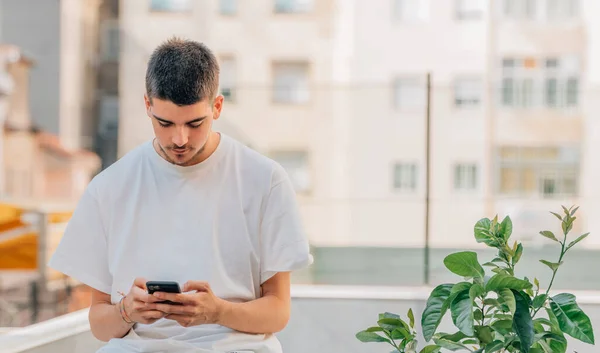 Jovem Cidade Com Celular Celular — Fotografia de Stock