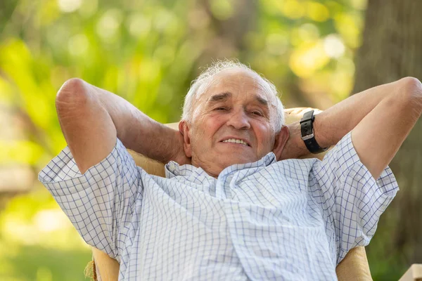 Senior Man Resting Happy Outdoors — Stock fotografie